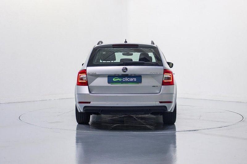 Usado Skoda Octavia Ambition 130 CV (95 kW) 2020 Gris / plata Familiar