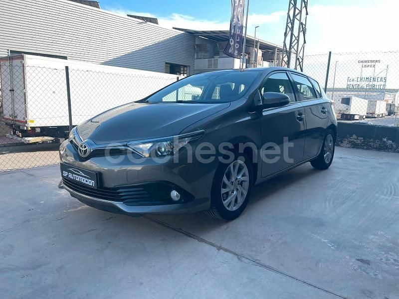 Usado Toyota Auris Business Edition 116 CV (85 kW) 2017 Marrón Berlina
