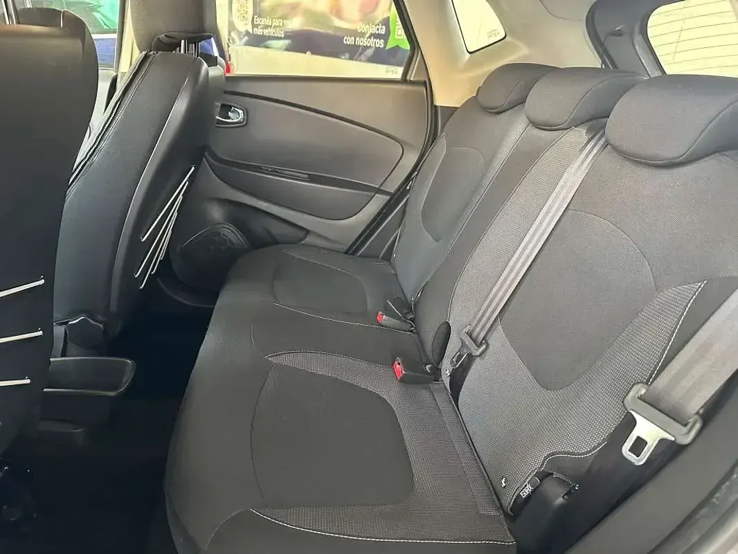 Usado Renault Captur Zen 110 CV (80 kW) 2015 Plateado SUV