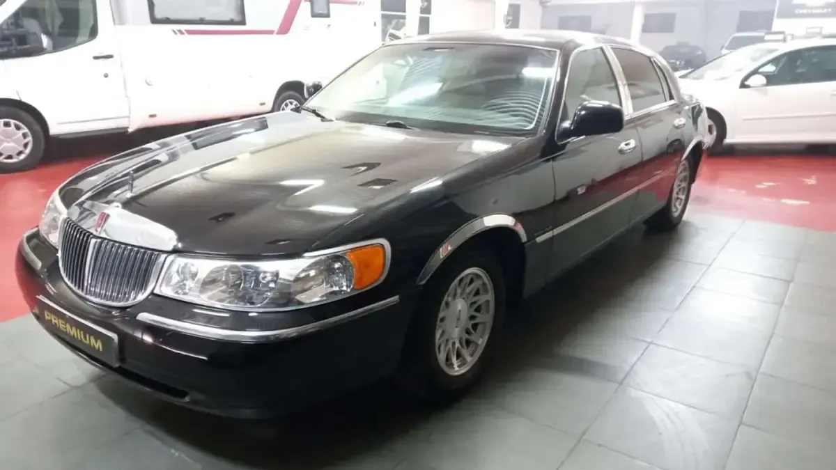 Usado Lincoln Town Car 1998 Negro Berlina