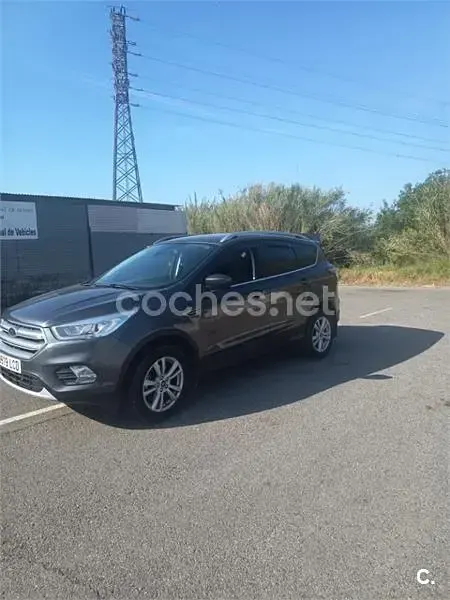 Usado Ford Kuga Trend 120 CV (88 kW) 2019 Gris / plata SUV