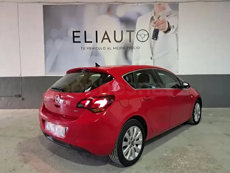 Usado Opel Astra Cosmo 110 CV (80 kW) 2011 Rojo Berlina