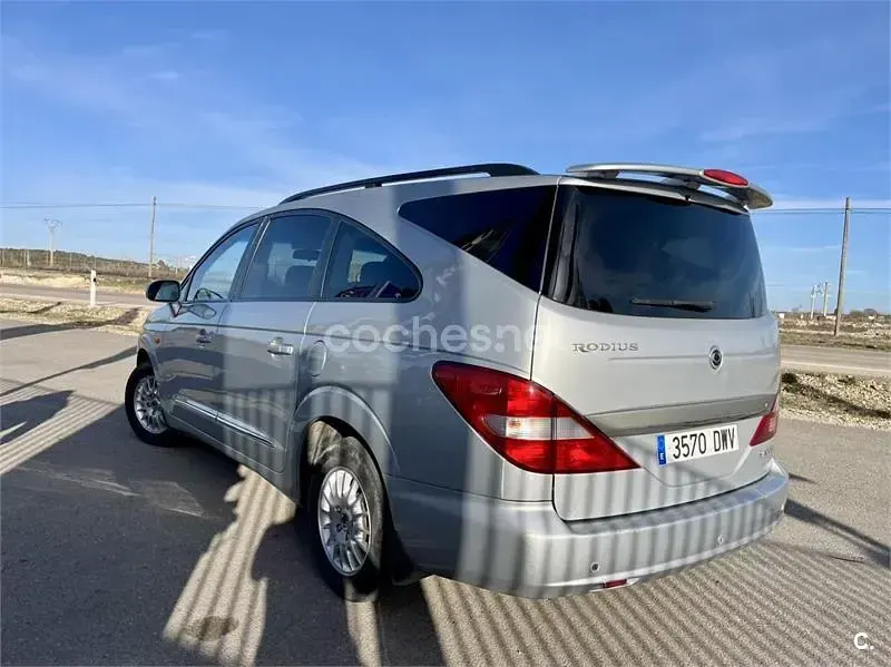 Usado SsangYong Rodius 165 CV (121 kW) 2006 Gris / plata Monovolumen