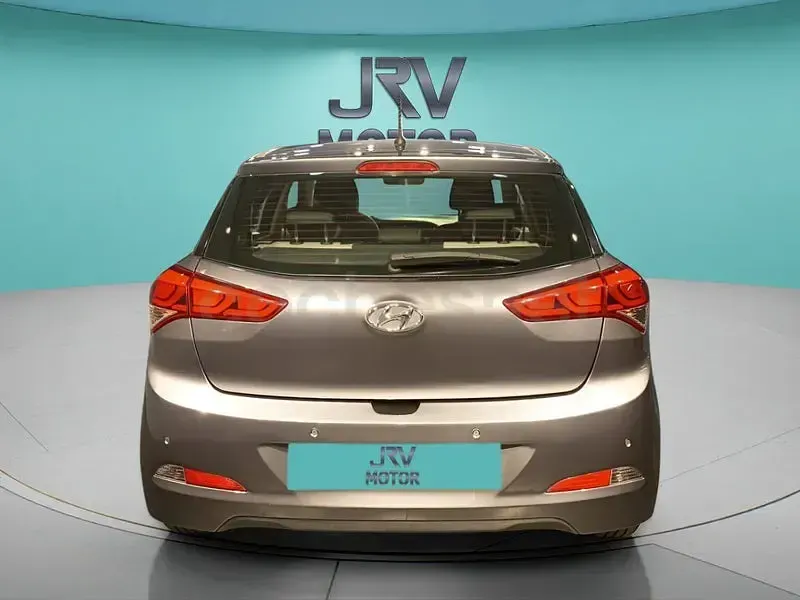 Usado Hyundai i20 100 CV (73 kW) 2016 Gris / plata Berlina