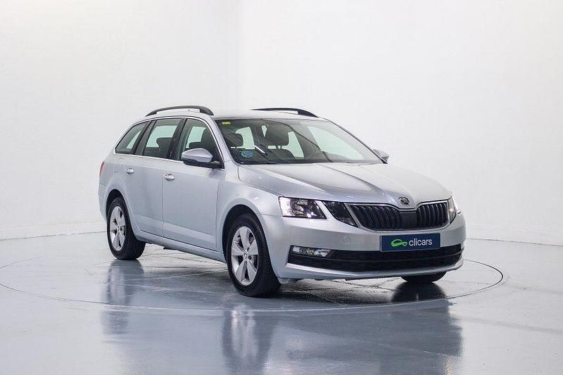 Usado Skoda Octavia Ambition 130 CV (95 kW) 2020 Gris / plata Familiar