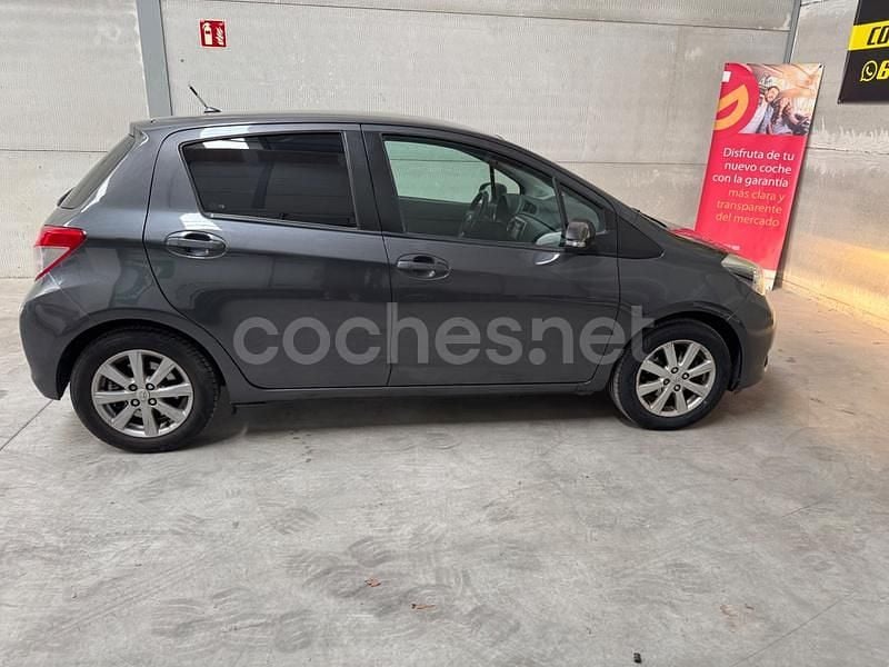 Usado Toyota Yaris Active 69 CV (50 kW) 2012 Gris / plata Berlina