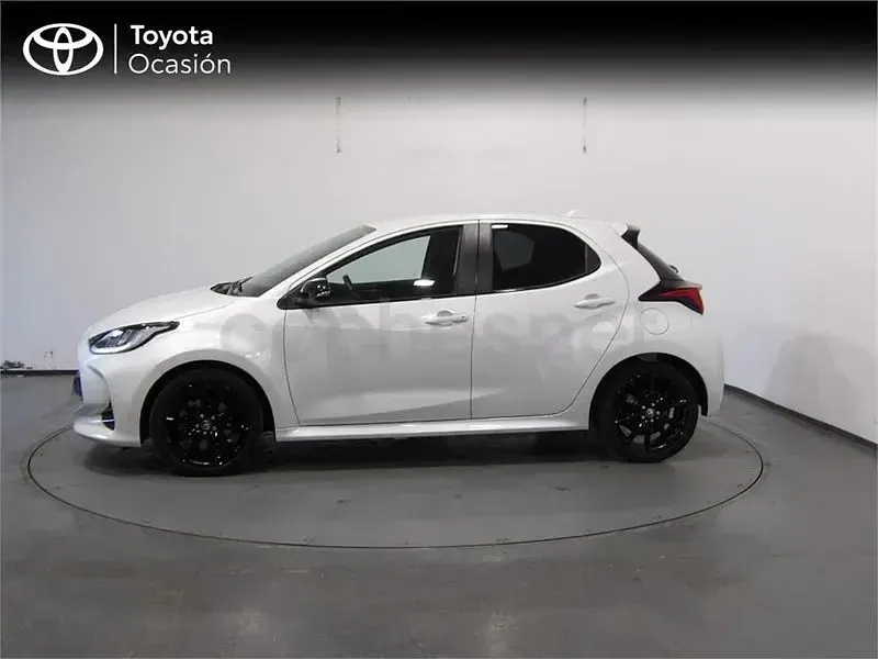 Usado Toyota Yaris Hybrid Style 116 CV (85 kW) 2022 Blanco Berlina
