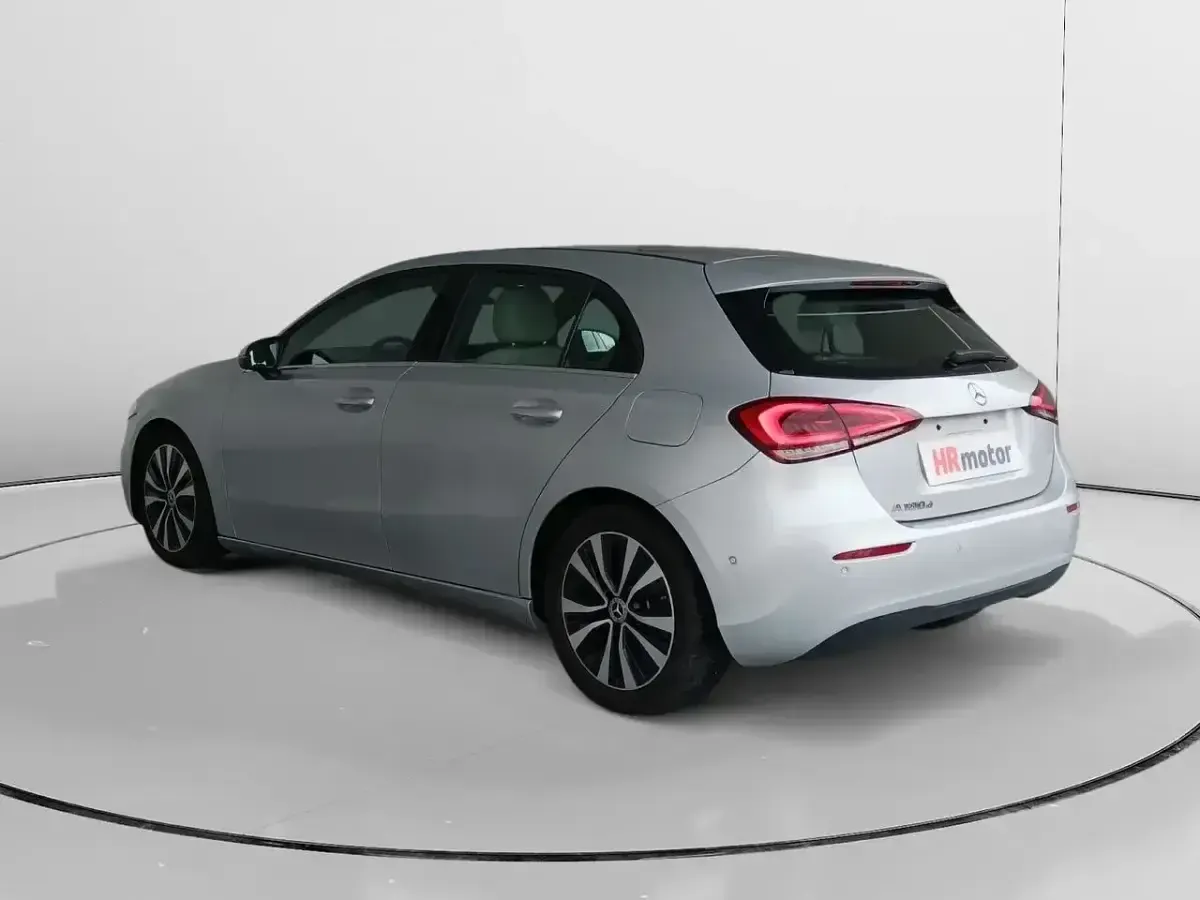Usado Mercedes A180 116 CV (85 kW) 2021 Gris / plata Berlina