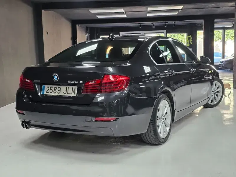 Usado BMW 525 Comfort Edition 218 CV (160 kW) 2015 Gris / plata Berlina