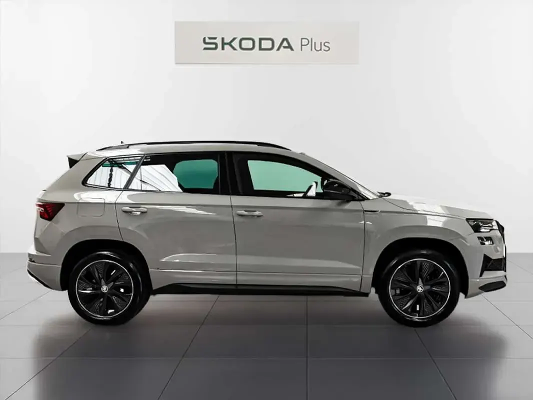Usado Skoda Karoq SportLine 150 CV (110 kW) 2022 Gris SUV