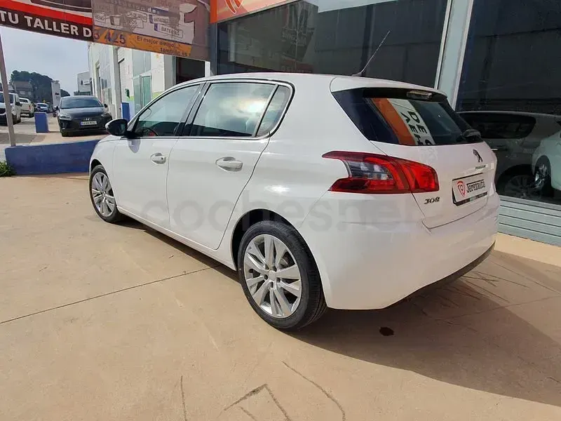 Usado Peugeot 308 Active 100 CV (73 kW) 2020 Blanco Berlina