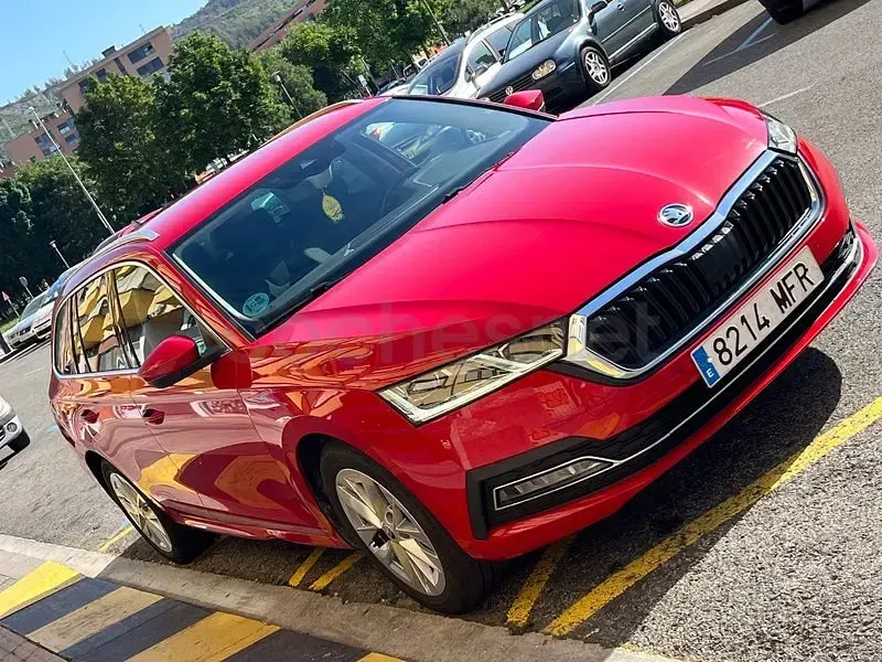 Usado Skoda Octavia Style 150 CV (110 kW) 2023 Rojo Familiar