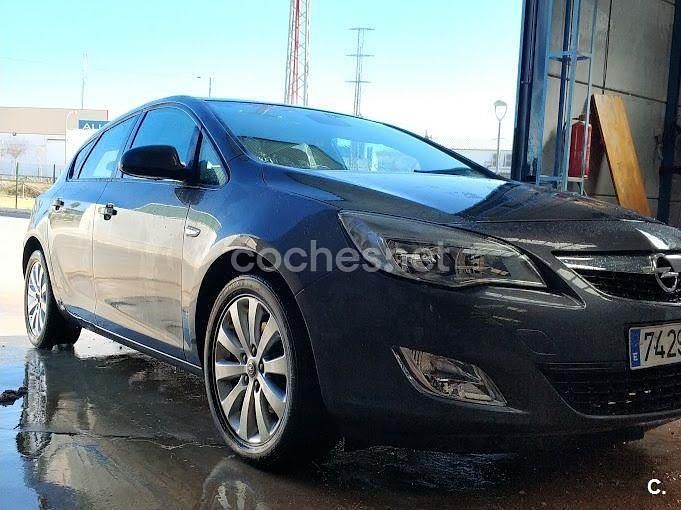 Usado Opel Astra Enjoy 110 HP (80 kW) 2011 Cinzento Sedan