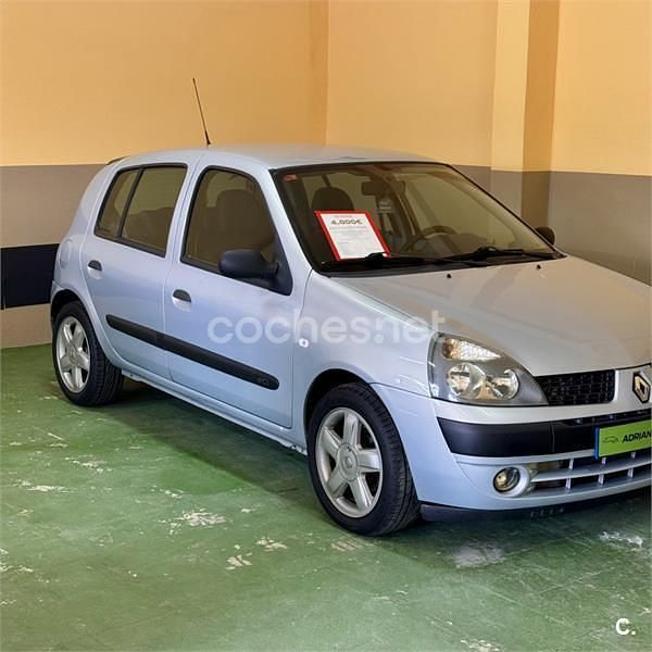 Usado Renault Clio II Authentique 80 CV (58 kW) 2003 Gris / plata Berlina