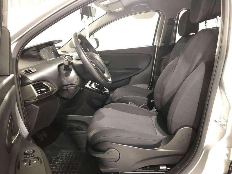 Usado Lancia Ypsilon 67 CV (49 kW) 2020 Plateado Utilitario