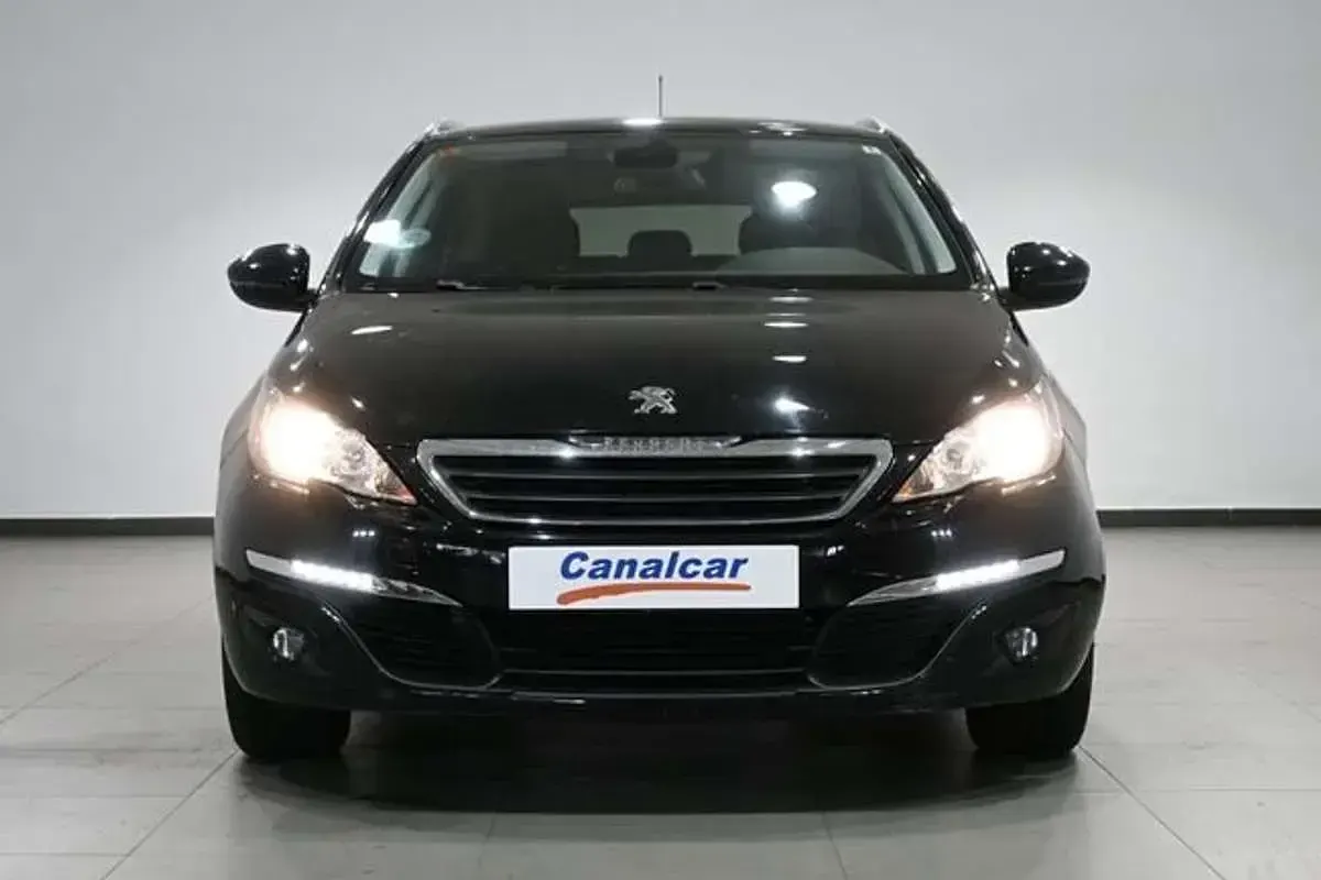 Usado Peugeot 308 SW Style 131 CV (96 kW) 2017 Negro Familiar