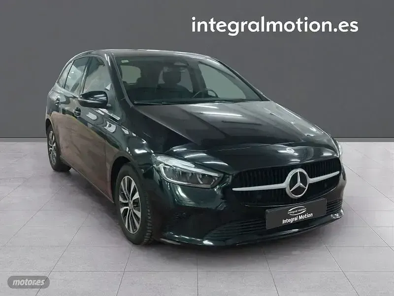 Usado Mercedes B180 136 CV (100 kW) 2023 Negro Monovolumen
