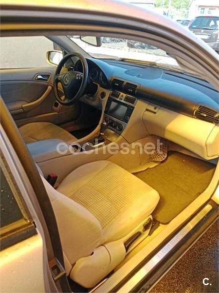 Usado Mercedes C200 Sport Edition 122 CV (89 kW) 2005 Gris / plata Berlina