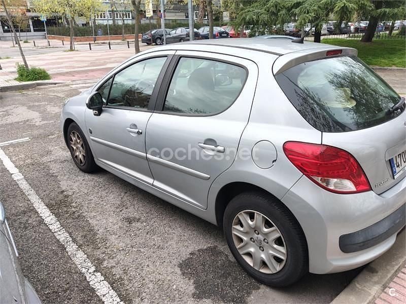 Usado Peugeot 207 Envy 70 CV (51 kW) 2011 Gris / plata Berlina