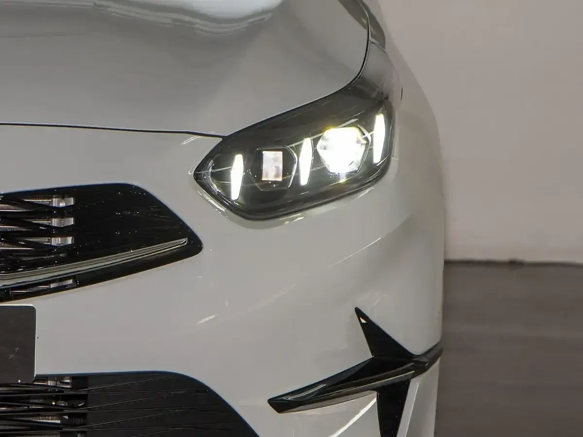 Usado Kia Ceed Style 100 CV (73 kW) 2024 Blanco Utilitario