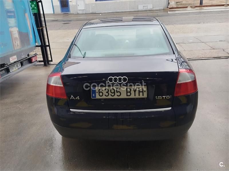 Usado Audi A4 130 CV (95 kW) 2003 Azul Berlina