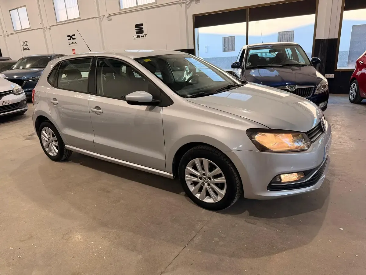 Usado VW Polo Advance 75 CV (55 kW) 2014 Gris Berlina