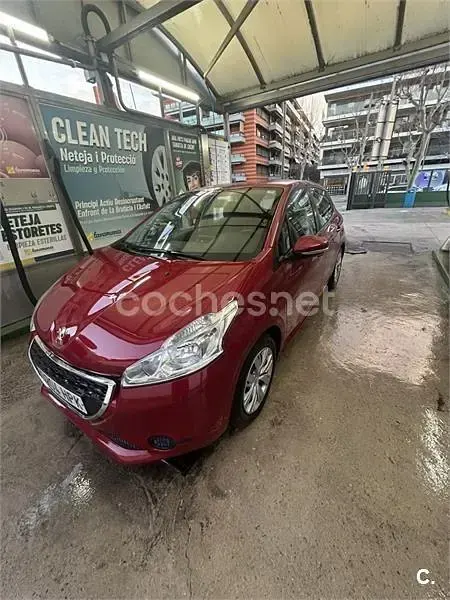 Usado Peugeot 208 82 CV (60 kW) 2013 Rojo Utilitario