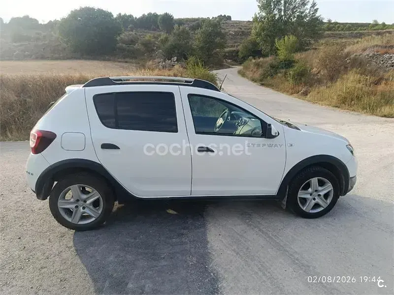 Usado Dacia Sandero Stepway 90 CV (66 kW) 2014 Blanco Berlina
