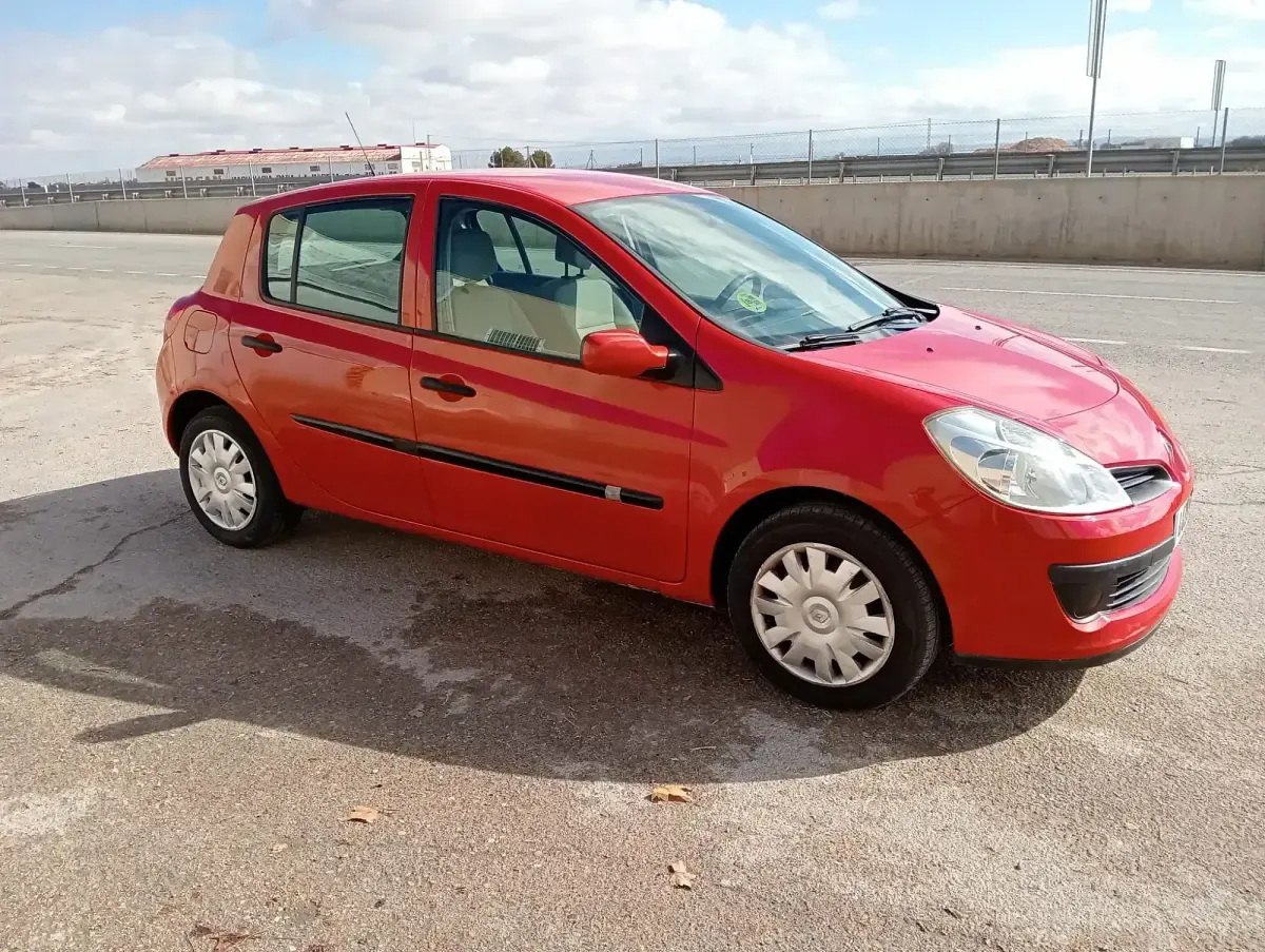 Usado Renault Clio II Authentique 65 CV (47 kW) 2007 Rojo Utilitario