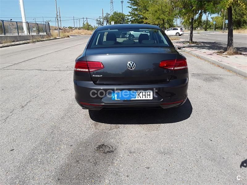 Usado VW Passat 120 CV (88 kW) 2018 Gris / plata Berlina