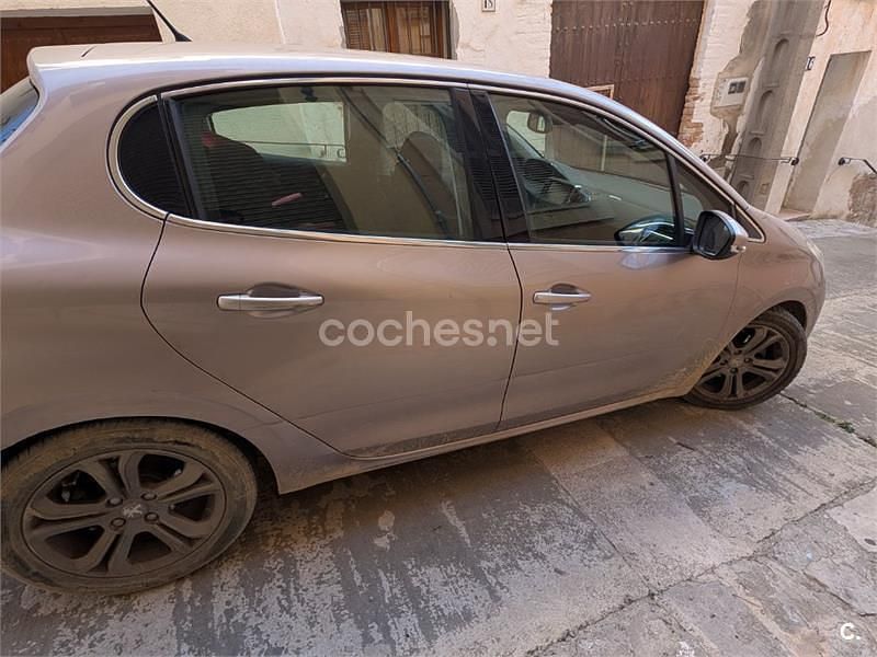 Usado Peugeot 208 GT-line 120 CV (88 kW) 2015 Gris / plata Utilitario