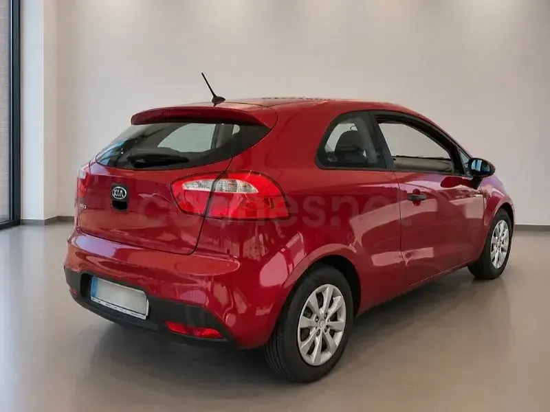 Usado Kia Rio 85 CV (62 kW) 2012 Rojo Berlina