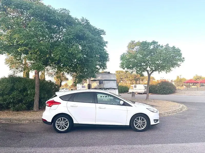 Usado Ford Focus Trend 125 CV (91 kW) 2016 Blanco Berlina