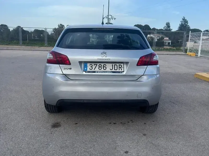 Usado Peugeot 308 Allure 110 CV (80 kW) 2015 Gris / plata Berlina