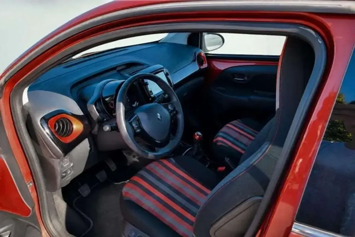 Usado Peugeot 108 Allure 69 CV (50 kW) 2021 Rojo Utilitario