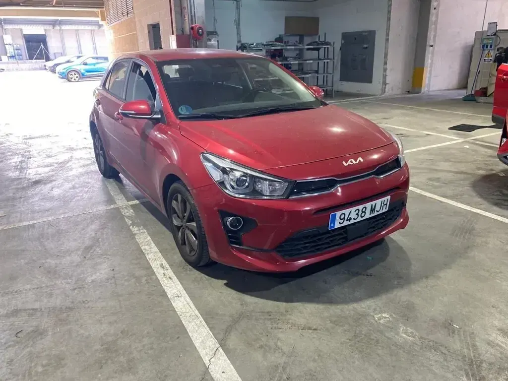Usado Kia Rio 100 CV (73 kW) 2023 Rojo Berlina