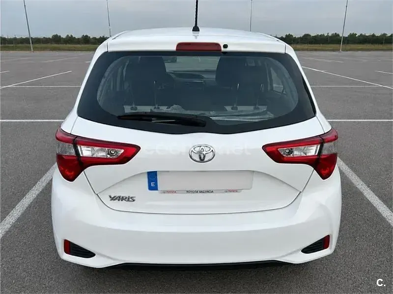 Usado Toyota Yaris Active 111 CV (81 kW) 2018 Blanco Berlina