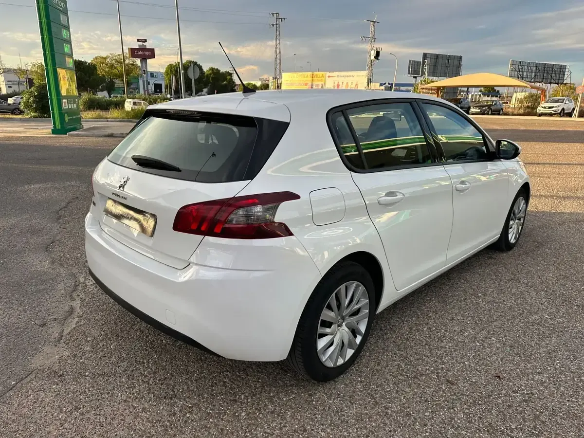 Usado Peugeot 308 Business-Line 100 HP (73 kW) 2020 Branco Sedan