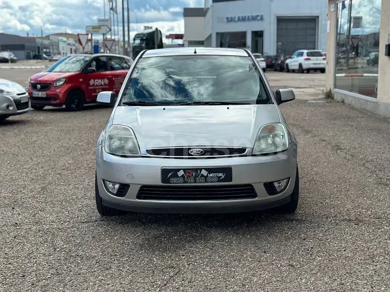 Usado Ford Fiesta 68 CV (50 kW) 2005 Gris / plata Utilitario