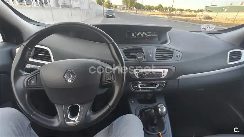 Usado Renault Scénic III Expression 110 CV (80 kW) 2014 Gris / plata Monovolumen