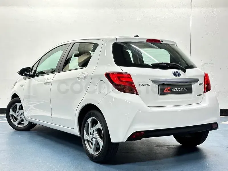 Usado Toyota Yaris Hybrid Active 100 CV (73 kW) 2016 Blanco Berlina