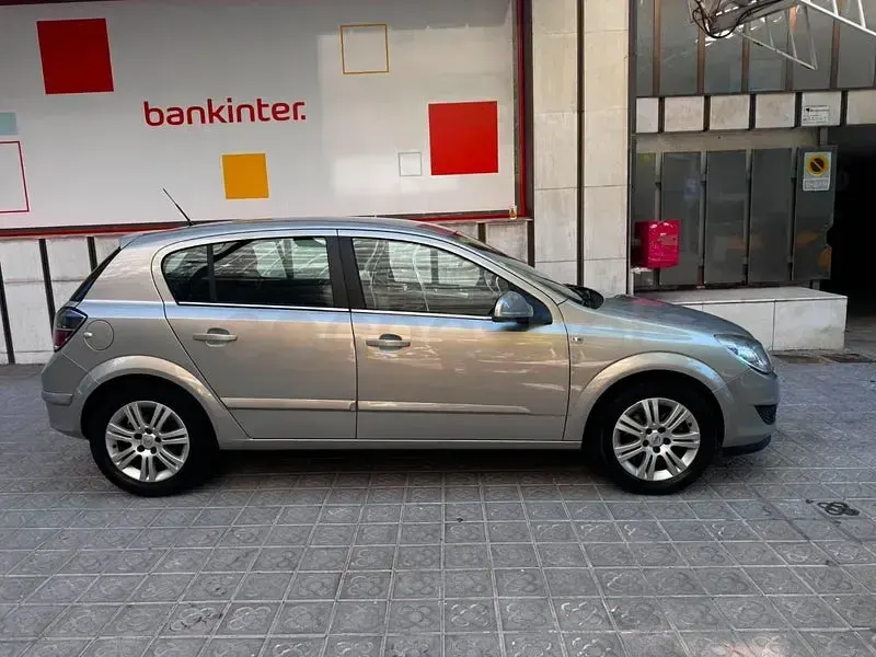 Usado Opel Astra Edition 110 CV (80 kW) 2009 Beige Berlina