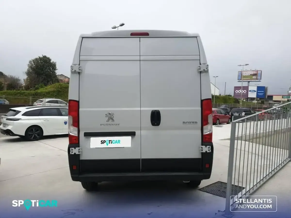 Käytetty Peugeot Boxer S 140 HP (102 kW) 2023 Musta Van