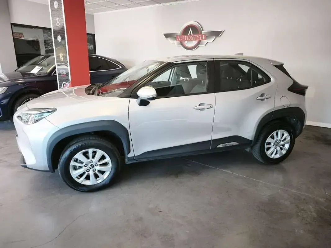 Usado Toyota Yaris Cross Business Edition 116 CV (85 kW) 2023 Plateado SUV