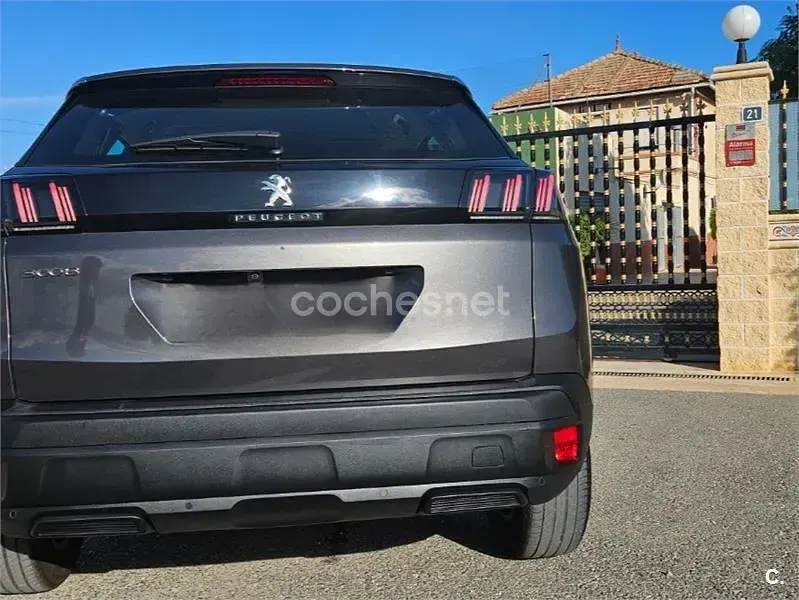 Usado Peugeot 3008 Active 130 CV (95 kW) 2023 Gris / plata SUV