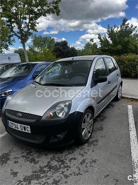 Gris / plata Usado 2006 Ford Fiesta Trend Utilitario | 2500 € (Super precio) - Imagen 1/4