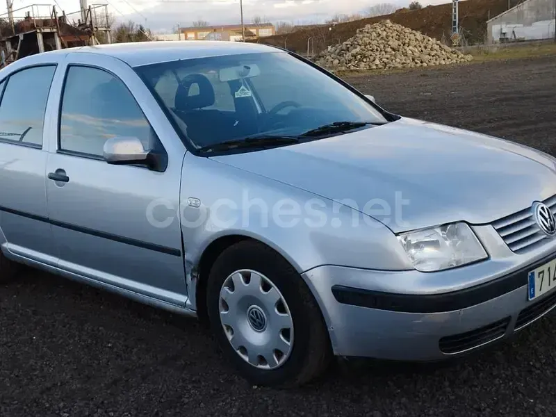Usado VW Bora Conceptline 100 CV (73 kW) 2003 Gris / plata Berlina