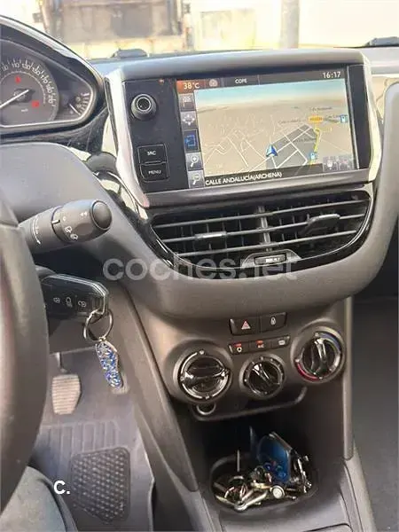 Usado Peugeot 208 Roland Garros 100 CV (73 kW) 2016 Violeta / lila Utilitario