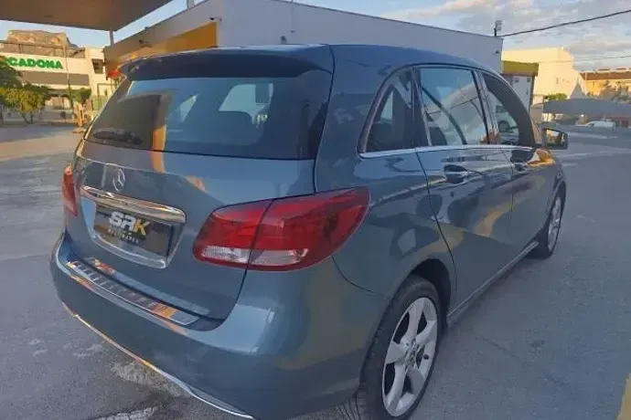Usado Mercedes B180 109 CV (80 kW) 2015 Azul Utilitario
