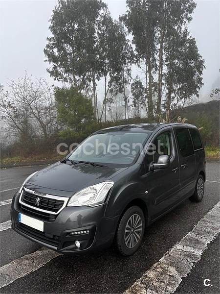 Usado Peugeot Partner Tepee Style 100 CV (73 kW) 2016 Gris / plata Monovolumen